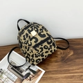Modischer Mini-Rucksack mit Leopardenmuster, schwarzen Lederriemen und Gold-Hardware - Leoparden-Stil / Gelb Kombiniert (Leopardendruck)