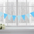 Festone a triangolo con motivi a onde blu e bianche appeso a una finestra bianca - Banner Triangolare Chevron Blu Chiaro