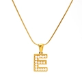Collier élégant en acier titane doré avec pendentif lettre E et perles blanches - Lettre E (SP723G-E)