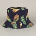 Détail du chapeau bob réversible avec motif de cerises jaunes sur un tissu bleu marine - M (56-58cm) / Fond Noir Ananas #2