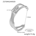 Silbernes Armband aus Titanstahl mit abstraktem Frauenkörper-Design in 45-Grad-Ansicht - Stahlfarbe (Z376)