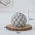 Grijze besvormige geurkaars op houten dienblad, geometrisch model, 5,7cm bij 6,4cm - Ronde Bel (Braambes Basilicum) / Grijs