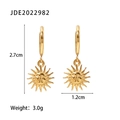 Dettaglio orecchini con pendente a sole dorato con misure 2,7 cm altezza e 1,2 cm larghezza - Stile Viso Dio del Sole Retrò (JDE2022982)