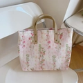 Dettaglio della borsa tote floreale con manici in pelle e rivetti metallici - Stampa Floreale Rosa Tenue