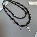 Détail du collier gothique Y2K avec perles en verre noires et pendentifs croix argent - Croix Noire