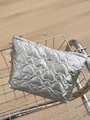 Dettaglio della borsa trucco argento trapuntata a cuore con elegante ciondolo di perle - Stile Con Ornamento / Argento (Con Ornamento)