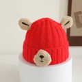 Détail du bonnet en tricot rouge pour enfants avec oreilles en peluche et broderie - 1-4 Ans / Rouge