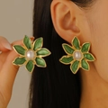 Vintage grüne Emaille Blumenohrringe mit Perlen und Goldrand am weiblichen Modell - KC Gold X066 (Grüne Perle)