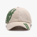 Casquette de baseball beige avec imprimé graffiti vert et détails usés de rue - Beige