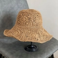 Cappello da sole in paglia lavorato a mano con tesa ondulata e motivo traforato - M (56-58cm) / Cachi