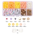 Kit de joyas DIY con cuentas de arcilla, cuentas de letras, dijes dorados y cordón elástico - Juego de Caja 6