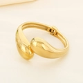 Detalle del brazalete de gota dorado con cierre de bisagra y acabado pulido fino - Estilo Dorado (KB189968-MZOZ)