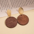 Dettaglio di orecchini vintage in metallo dorato e legno marrone su una pagina di libro - Orecchini retrò in legno con disco di metallo (2# Perno argento-Marrone)