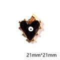 Detail eines 21mm Herzanhängers aus Gold mit schwarzer Emaille und bösem Blick Motiv - Schwarzes Augenherz