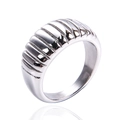 Anello in acciaio inossidabile argento lucido con trama a croissant e motivo a coste - US 5 / Color Acciaio