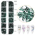 Set di strass per unghie verde scuro con retro piatto in scatola da 12 scomparti - Strass Verdi di Dimensioni Miste (12G-227)