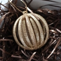 Palla di Natale traforata color oro con glitter e righe verticali per decorazioni natalizie - Sfera a Righe Verticali Multistrato Champagne 8CM