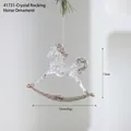 Decorazione natalizia a cavallo a dondolo in acrilico con glitter su ramo di pino - 41731-Cavallo di Cristallo