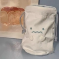 Sac mignon à cordon blanc avec visage brodé bleu et petites pattes 3D décoration - Sac à cordon motif fantôme