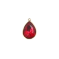 Primer plano de un colgante de gota de piedra roja facetada con borde de acero inoxidable oro - No.1 Rojo