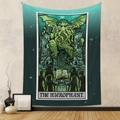 Detail des Hierophant Cthulhu Tarot Wandteppichs an einer minimalistischen Zimmerwand - 73X95CM / Hierophant (Gebürsteter Stoff)