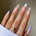 Paarse French manicure nagels met witte madeliefjes en gouden ringen set - Lavendel Paars Madeliefje Frans Ontwerp (JP1482)