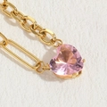 Collana dorata moderna con pendente a cuore in zircone rosa e catena a graffetta elegante - Oro