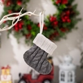 Grijze gebreide kerstsok met witte omslag en een klassiek kabelpatroon voor decoratie - Grijs
