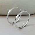 Nahaufnahme der S925 Sterling Silber Creolen mit poliertem geometrischem Muster - Neue Version Weißgold