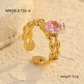 Macro-opname van 18K vergulde ring met roze ovale zirkoon en kettingstructuur - Eén maat/Verstelbaar / Roze