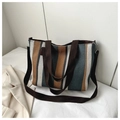 Détail du sac cabas en toile rayée avec poignées brunes et bandoulière amovible - Bleu