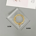 Detalle de la bolsa de joyería esmerilada de 11x8,8 cm con pulseras doradas - 8.8*11cm / Transparente