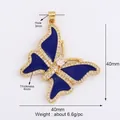 Goldener Schmetterlingsanhänger mit blauer Emaille und weißen Zirkonia-Steinen - Großer Blauer Diamant Besetzter Schmetterling