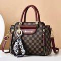 Bolso tote de cuadros con asas rojo oscuro y detalle de bufanda de seda con leopardo - Estampado Café con Rojo Vino