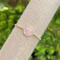 Macro detail van vergulde armband met Maagd Maria camee en zirkonia versiering - Roze
