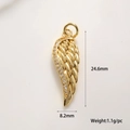 Vue détaillée d'un pendentif aile d'ange doré avec zircons et spécifications - Aile de Plume Dorée avec Zircone