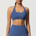Gros plan détaillé sur la texture côtelée de l'ensemble brassière de sport et legging - Gris Bleu