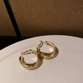 Eleganti orecchini a cerchio geometrici dorati su un vassoio di presentazione bianco - 3# 925 Sterling Silver Earring Post-Orecchini a Cerchio Intrecciati Multistrato Oro