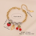 Roestvrijstalen armband met aardbei- en kersenvruchtenhangers aan een gemengde ketting - Aardbei & Kers Stijl (B638-3)