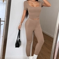 Khakifarbenes zweiteiliges Yoga-Set mit geripptem Kurzarm-U-Ausschnitt-Top und Leggings - S / Khaki