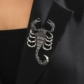 Squisita spilla a scorpione argento con strass neri sul risvolto di un abito - Stile G Scorpione d'Argento