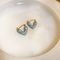 Detail von V-förmigen Ohrringen mit hellblauem Emaille und roten Punkten in Gold - Hoop-Gold-Blau / Blau