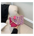 Vue détaillée du sac bandoulière à motif marbre violet avec chaîne dorée et rabat rose - Rose Rouge
