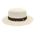 Dettaglio ravvicinato di un cappello paglia crema con nastro leopardato e borchia oro - M (56-58cm) / Bianco puro