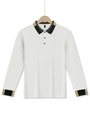 Detalle de polo blanco tipo gofre con cuello y puños de rayas negras y doradas - S / Blanco