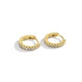 Minimalistische goldene Huggie-Ohrringe mit einer Reihe funkelnder weißer Zirkonia - 12mm / Gold