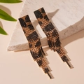 Détail macro de boucles d'oreilles rectangulaires à franges léopard en strass sur pierre - Boucles d'Oreilles à Franges Strass Imprimé Léopard (Tige en Acier)