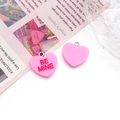 Colgantes de resina en forma de corazón rosa con grabado BE MINE y anilla de metal - Corazón de Resina Rosa Roja (BE MINE)