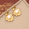 Eleganti orecchini a lobo con petali dorati e perla bianca dallo stile vintage chic - Stile Perla Petalo d'Oro (1#)