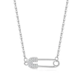 Détail macro du pendentif épingle de sûreté argenté avec strass brillants et chaîne fine - Platine
